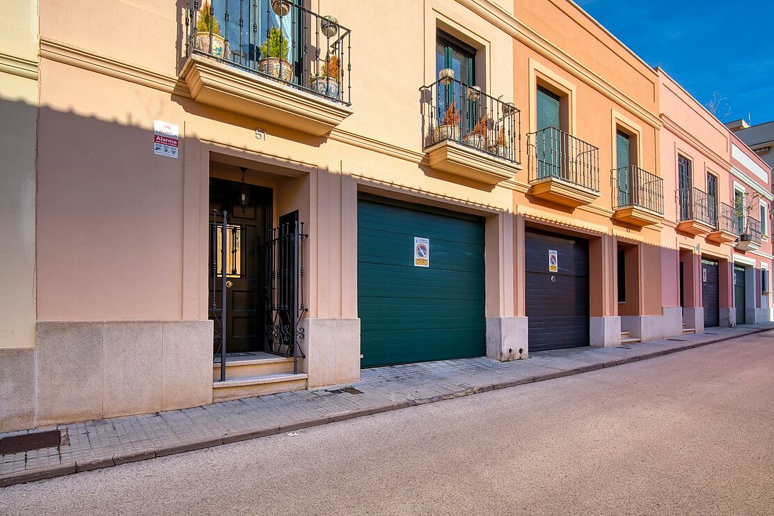 Casa adosada en venda a tocar del centre de la població